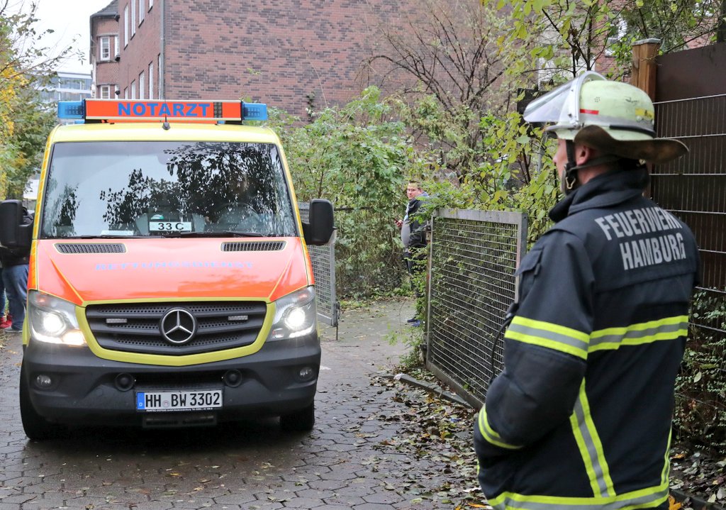 AKTUELL
#Hamburg - Großeinsatz vom Rettungsdienst der <a href="/FeuerwehrHH/">FEUERWEHR HAMBURG</a> an der Stadtteilschule am Hafen. Auch <a href="/PolizeiHamburg/">Polizei Hamburg</a> mit Beamten im Einsatz!
