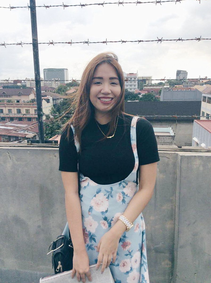charinaclarisse's tweet photo. Iyong nagmamaganda ka pero ayaw makisama ng hangin.😂 Tanaw mula rito ang malaking part ng #Intramuros,one of the places that I call "home"(kasi nare-relax ako kapag nag-iikot dito,may kasama man o wala, ang dami kasing bakas ng nakaraan at mga lumang bagay, #oldsoulhere hehe).💙 https://t.co/kfFsH2tU4x