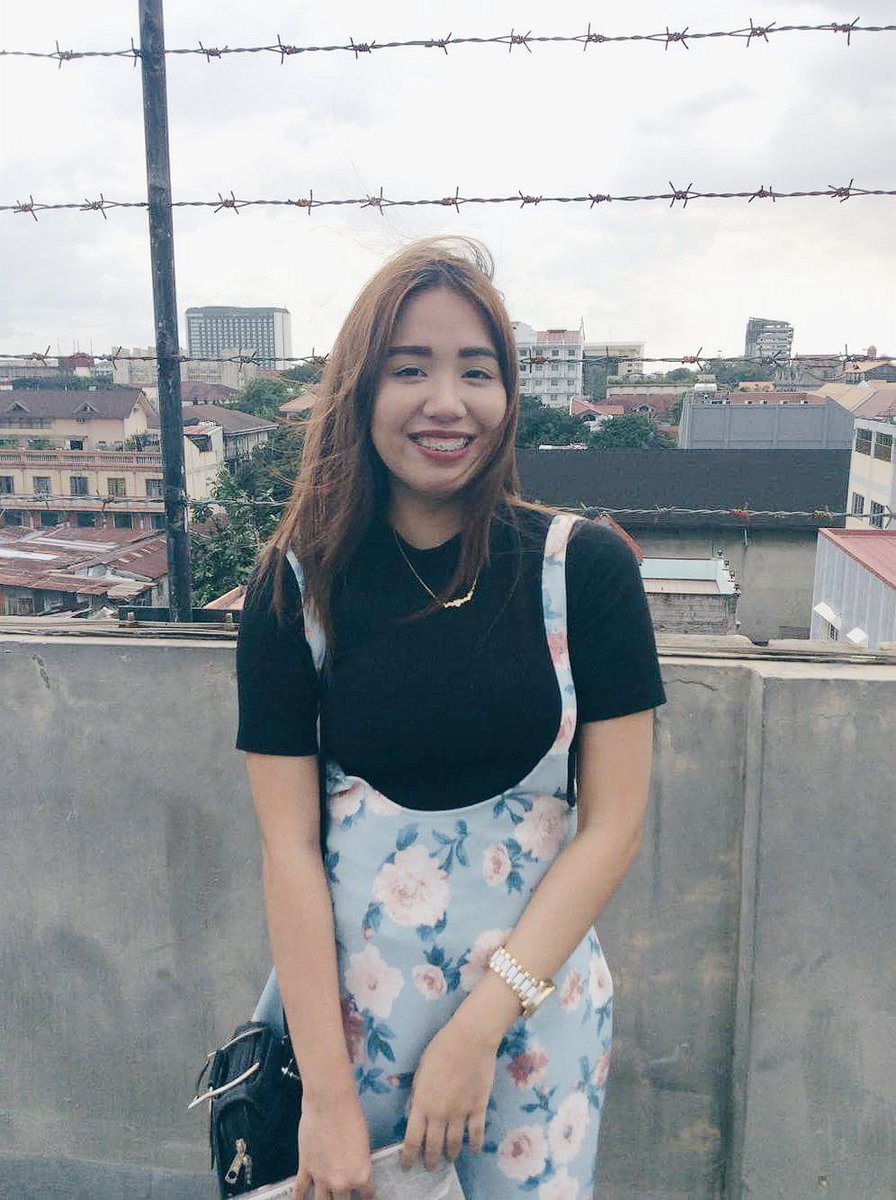 charinaclarisse's tweet photo. Iyong nagmamaganda ka pero ayaw makisama ng hangin.😂 Tanaw mula rito ang malaking part ng #Intramuros,one of the places that I call "home"(kasi nare-relax ako kapag nag-iikot dito,may kasama man o wala, ang dami kasing bakas ng nakaraan at mga lumang bagay, #oldsoulhere hehe).💙 https://t.co/kfFsH2tU4x