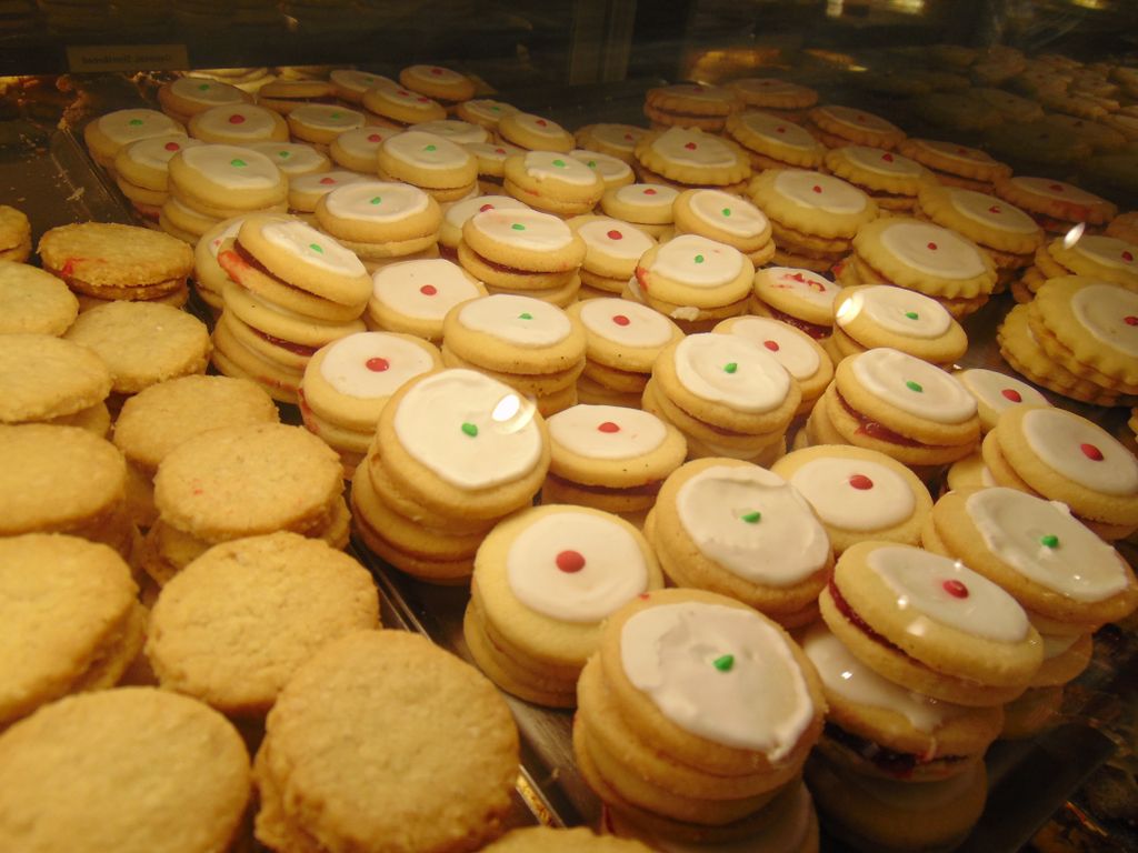 Empire cookies and jammies.  You'll need a lot of glasses of milk for this.

#hotovenbakerycafe #bakery #toronto #cookies #empirecookies #jammies #jam #sweet #bakers #biscuit #dessert #delightful #foodie #T.O.