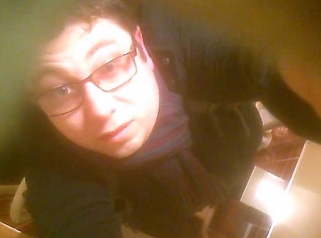 Police hunt man who accidentally filmed himself installing a hidden camera in a café bathroom: bit.ly/2jdJ74o