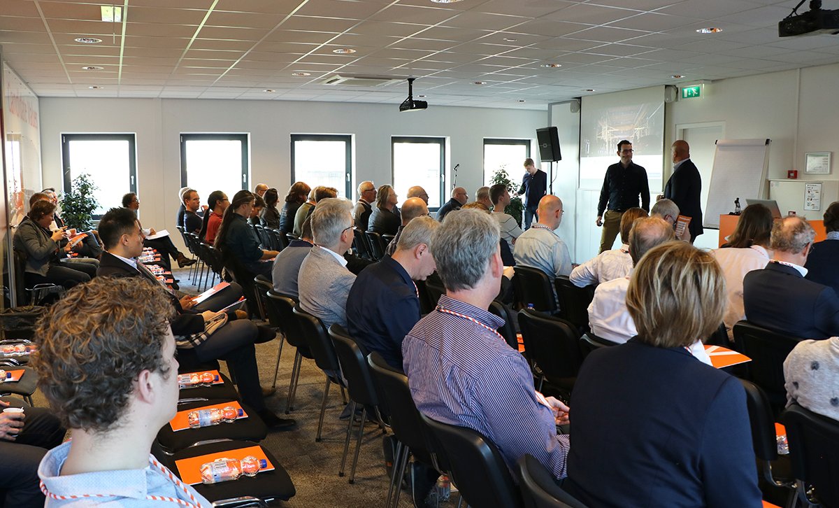 OfficialExperis's tweet photo. We zijn begonnen! @TimvEijndhoven trapt de Java Summit af. We beginnen eenvoudig; de techniek achter zelf rijdende auto's. Here we go! #sessie1 #idontcsharp #javasummit https://t.co/745SpRif5U