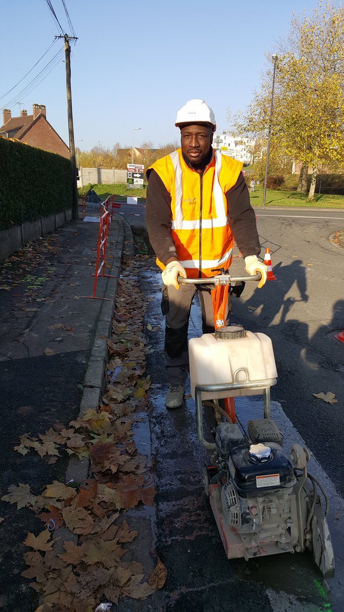 INFRAGROUPE's tweet photo. Notre salarié et handballeur Daniel en plein travail sur un de nos chantiers ce matin #INFRABUILD #Handball #APH #AmiensPicardieHandball https://t.co/lPKWVMe6IO