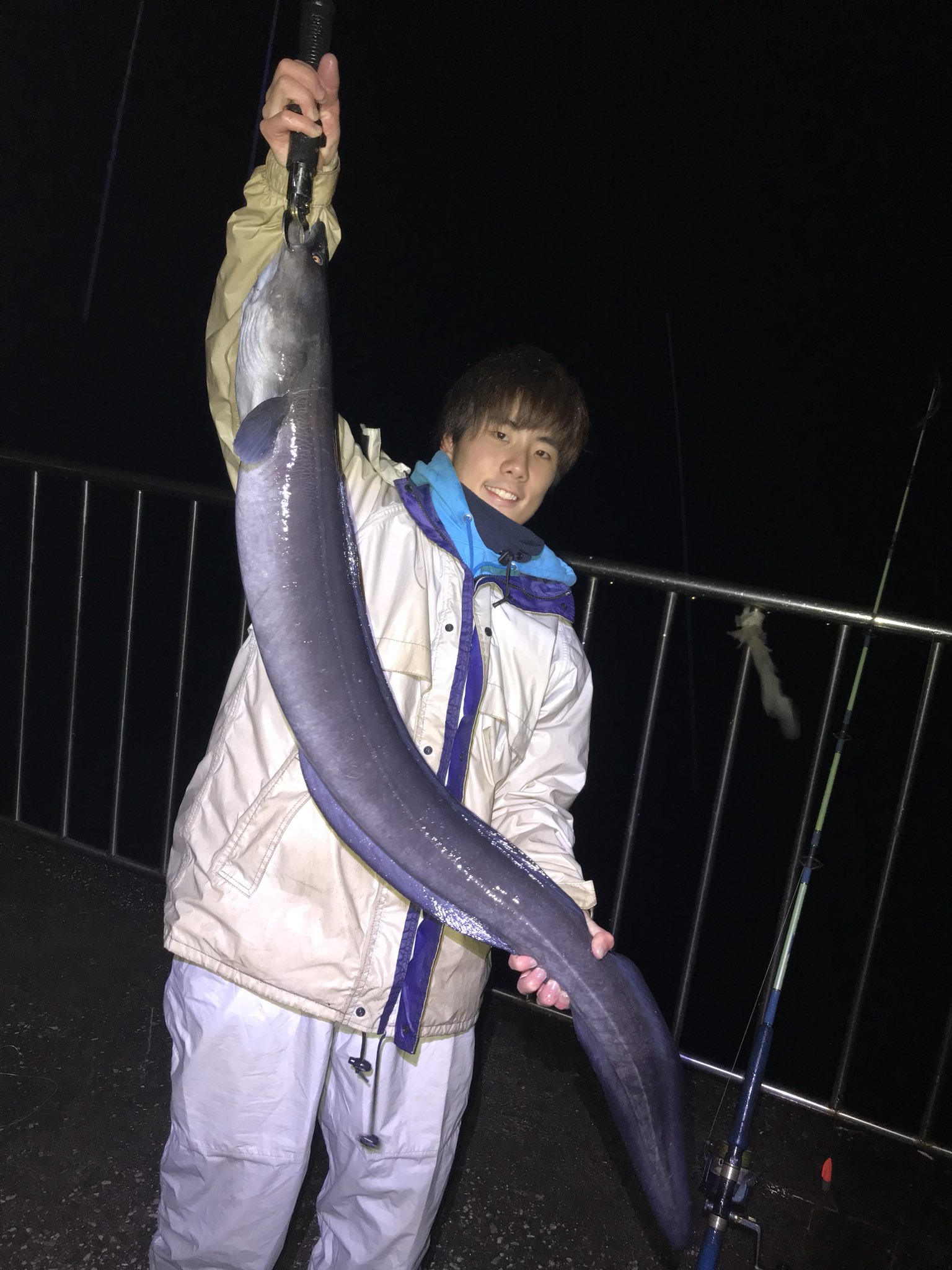 西野勇馬 深海魚ハンター ついに きたぁぁぁぁぁ 高１から数年間通いつめて ようやく本日 ダイナンアナゴの世界記録サイズを釣り上げました 重さはなんと ６kg 腕の太さと比較してもヤバいです T Co Ayknd64pwf Twitter