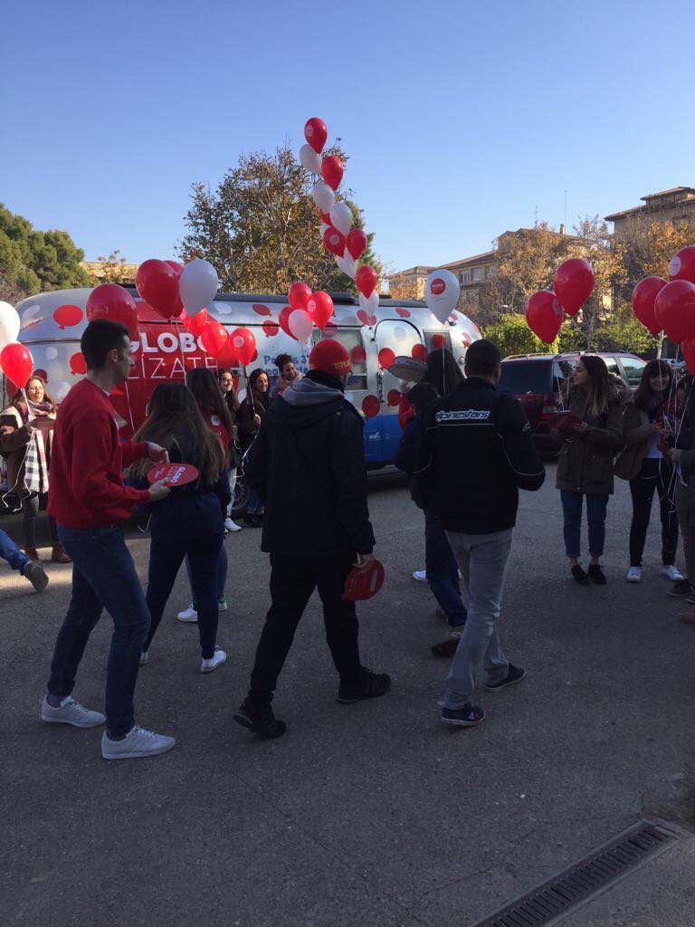 drafthealthcare's tweet photo. Hoy nuestra caravana #globolizate está repartiendo globos y solidaridad en la Facultad de Medicina de la Universidad de Zaragoza 🚐 🎈🎈🎈🎈 https://t.co/AJzYH2X6EH