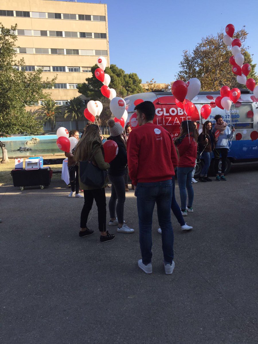 Hoy nuestra caravana #globolizate está repartiendo globos y solidaridad en la Facultad de Medicina de la Universidad de Zaragoza 🚐 🎈🎈🎈🎈