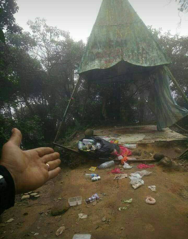 Gambar dgn Tupai - 1000 like
Jadi unikorn - 8000 like
Gambar dgn signboard - 2000 like.

Jom anda bergambar dgn sampah,  mana tau dapat 10,000 like pula.

Lokasi sampah: Puncak Gunung Nuang.