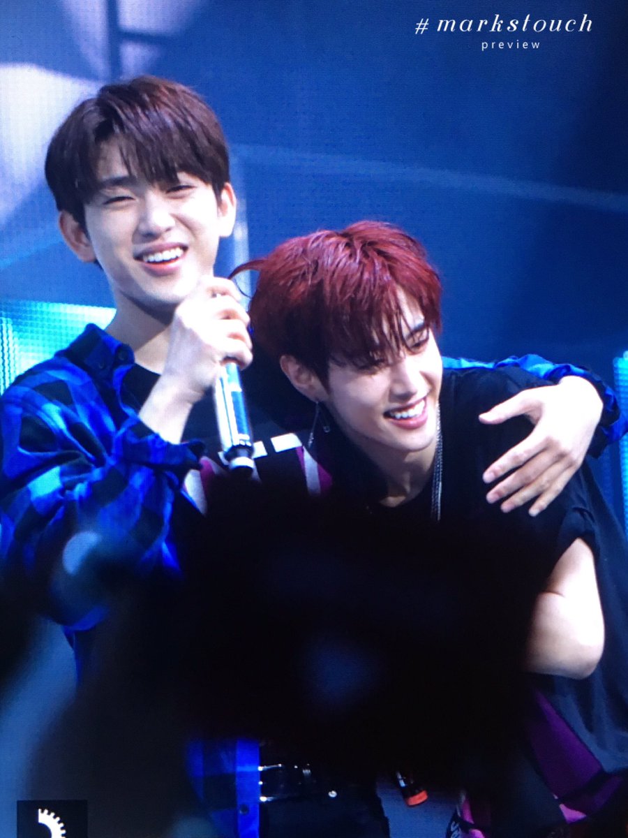markstouch's tweet photo. 171122 #마크 찌녕이랑 신났징😆💚 #GOT7 #갓세븐 #Mark https://t.co/7fwmdE93r1