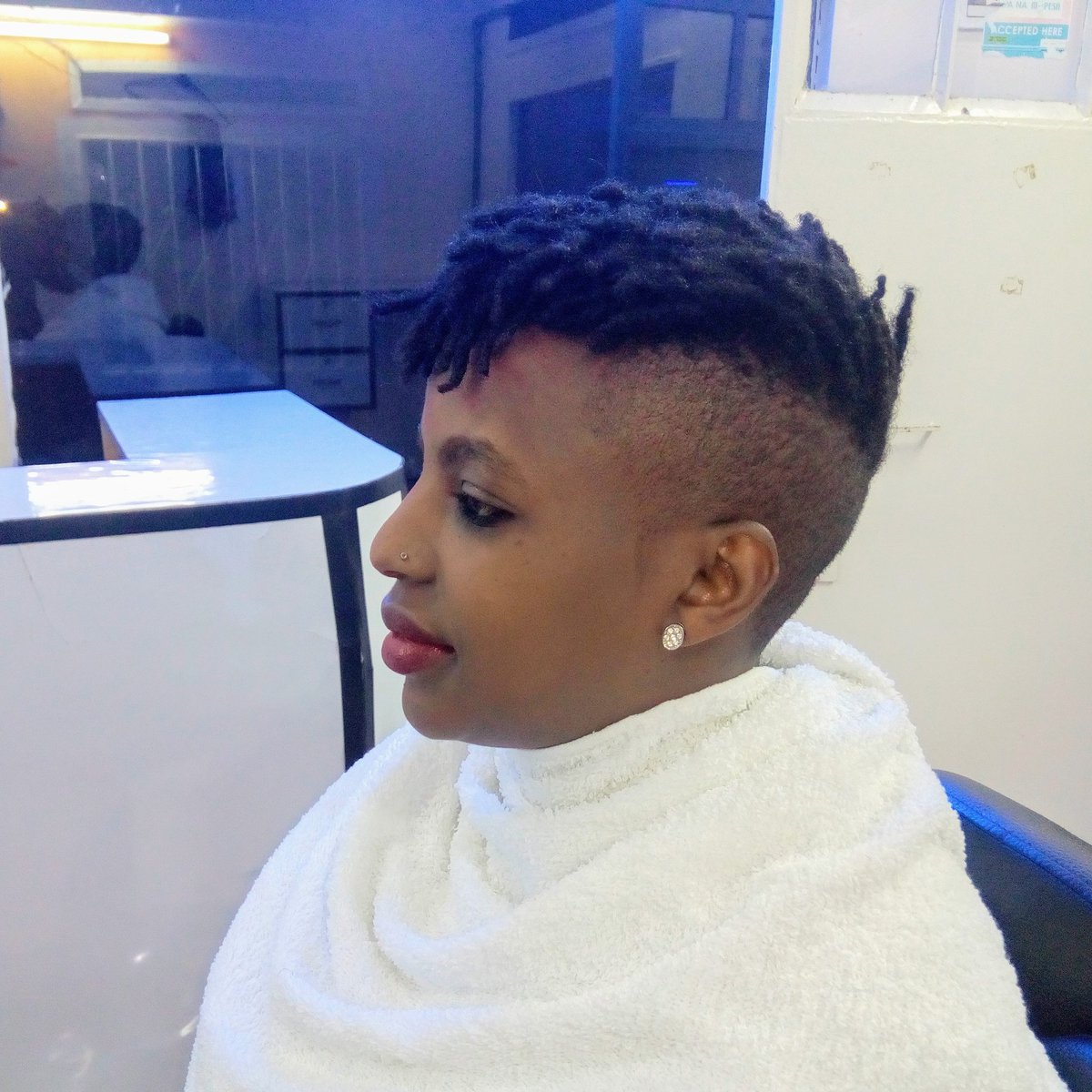 OjBarberpoint's tweet photo. Like the boldness that comes with the hairdesign and the way the dreads fall at the front. Cool style  @OjBarberpoint https://t.co/KSnWW3BD6C