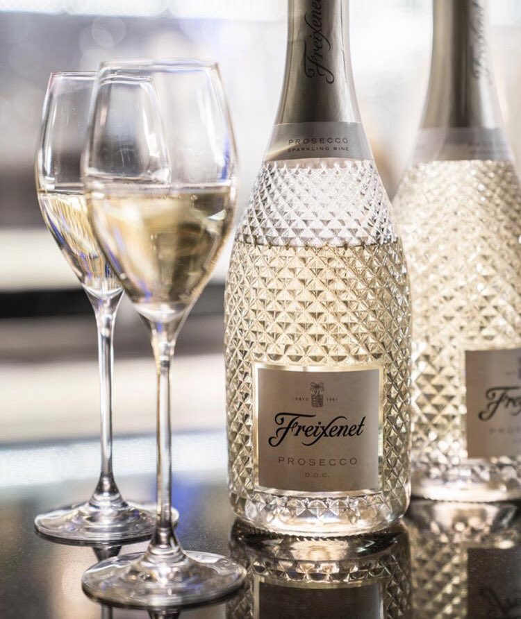 ChesterABO's tweet photo. Join us to celebrate NYE with plenty of bubbles, great music and celebratory canapés 🥂🍾 Book online or call us 01244 562960 🎆 #nye #chester #allbarone #hello2018 https://t.co/VMEZsqQv6Y