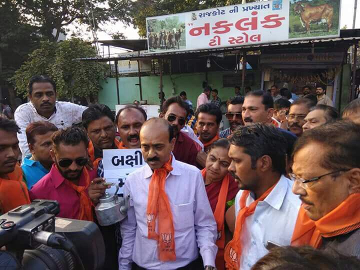 BJP4Karnavati's tweet photo. યુથ કોંગ્રેસ દ્વારા આપણા વડાપ્રધાન શ્રી @narendramodi જી વિરુધ્ધ કરાયેલ અભદ્ર ટિપ્પણી વિરુધ્ધ કણાઁવતી મહાનગર બક્ષીપંચ મોરચા દ્વારા #નારણપુરાવિધાનસભા માં વિરોધ પ્રદર્શન કરવામા આવ્યું.  #CongressInsultsIndia https://t.co/bAuYaVrrsi