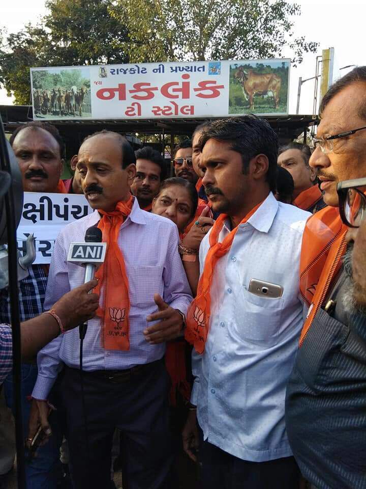 BJP4Karnavati's tweet photo. યુથ કોંગ્રેસ દ્વારા આપણા વડાપ્રધાન શ્રી @narendramodi જી વિરુધ્ધ કરાયેલ અભદ્ર ટિપ્પણી વિરુધ્ધ કણાઁવતી મહાનગર બક્ષીપંચ મોરચા દ્વારા #નારણપુરાવિધાનસભા માં વિરોધ પ્રદર્શન કરવામા આવ્યું.  #CongressInsultsIndia https://t.co/bAuYaVrrsi