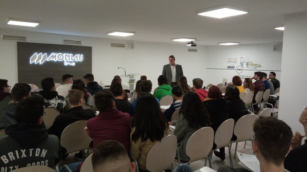 Monlau_FP's tweet photo. Maarten de Jongh, director de #NORGESTION, ha visitad a los alumnos de #Empresa y #Marketing. Con él han podido comentar temas tan importantes como la función de las empresas en el sistema económico y su valor 👌 https://t.co/5l4KTGtQlW https://t.co/OrWes1EhXp