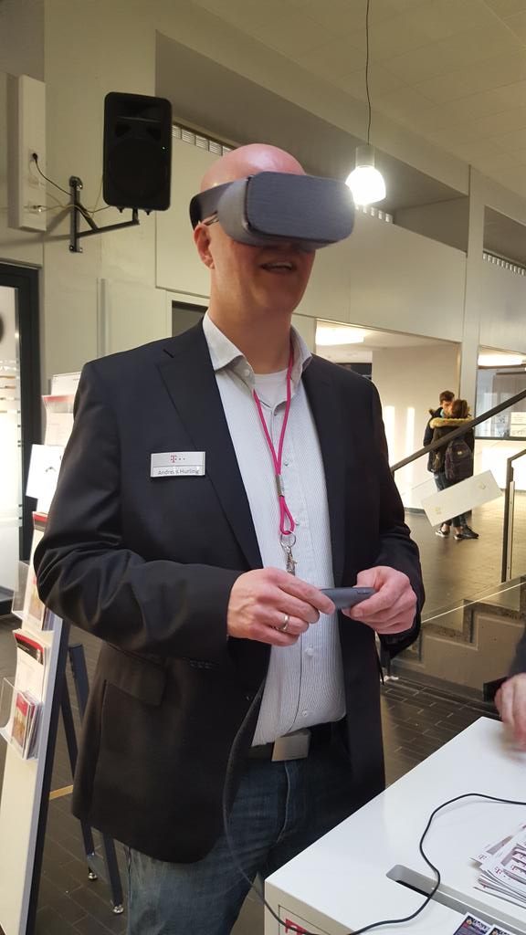 #telekomwall #AmbientUX Wir erkunden in Wilhelmshaven auch die Virtuelle Realität! #Tsystems