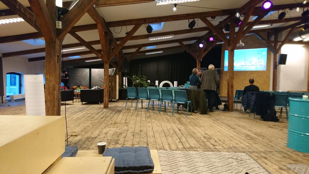 Syslab_Oslo's tweet photo. Før start i Oslo House of Innovativ og #nHack intro til #Kina #China #business i regi #DanskeBank #innovasjon #teknologi #nettverk #arbeidsliv #arbeidssøker #jobb https://t.co/6mh9fcDbtL
