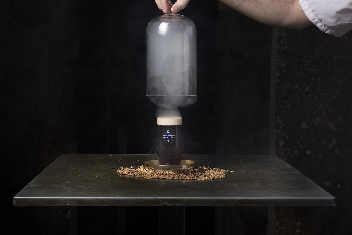 MoritzBarcelona's tweet photo. ⚠️NEW⚠️ La MORITZ FUM FUM FUM ja ha arribat! La nostra cervesa fumada, elborada al #MoritzBeerLab de la Fàbrica Moritz Barcelona i perfecta per la tardor🔥Tots els detalls a https://t.co/UTKvkBSJgY https://t.co/5BBjm85eA2
