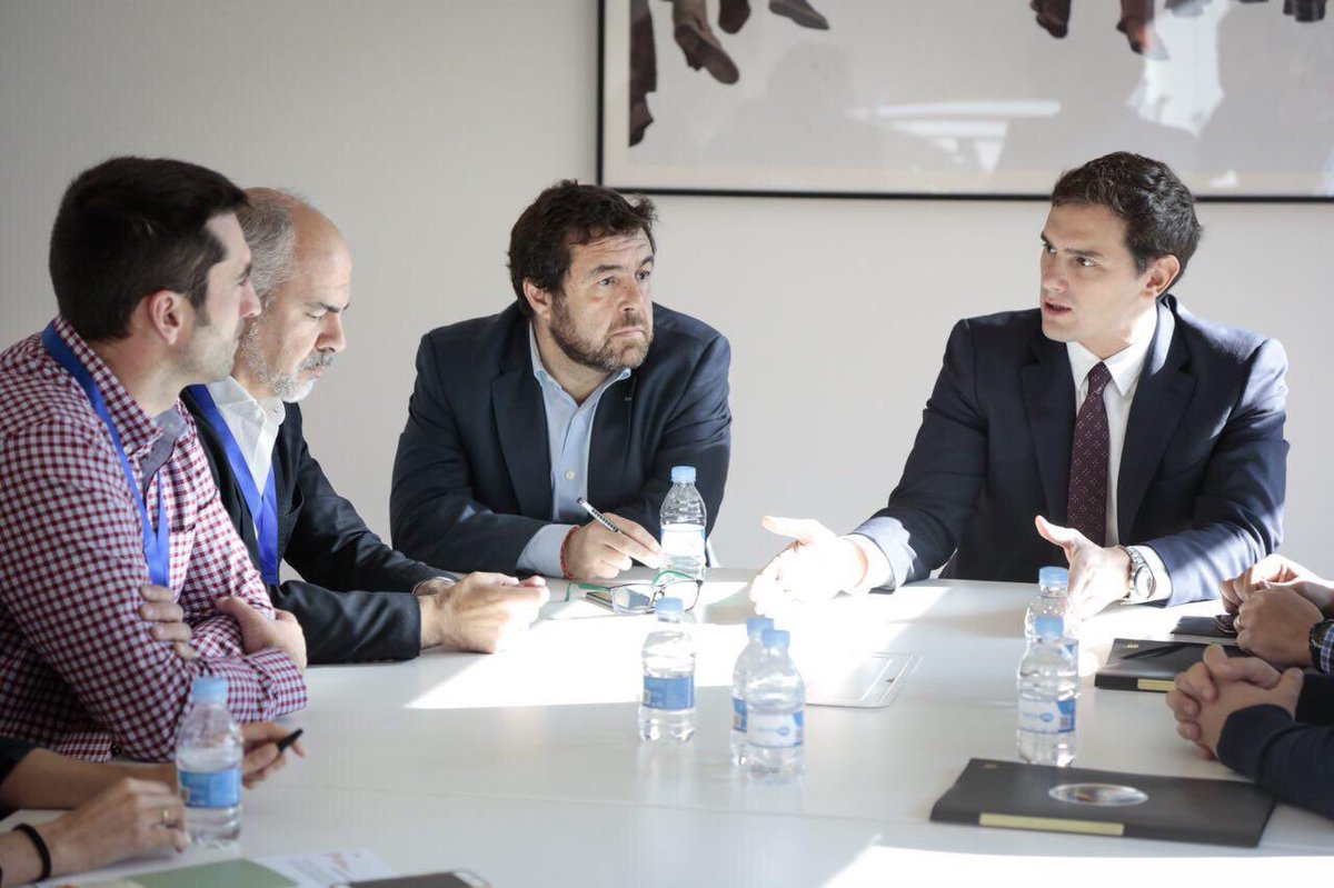 Albert_Rivera's tweet photo. Seguimos trabajando para lograr la #EquiparaciónYa que merecen la @policianacional y la @guardia_civil. Hoy nos hemos reunido con los representantes de @jusapol https://t.co/JA5FfJnZxe