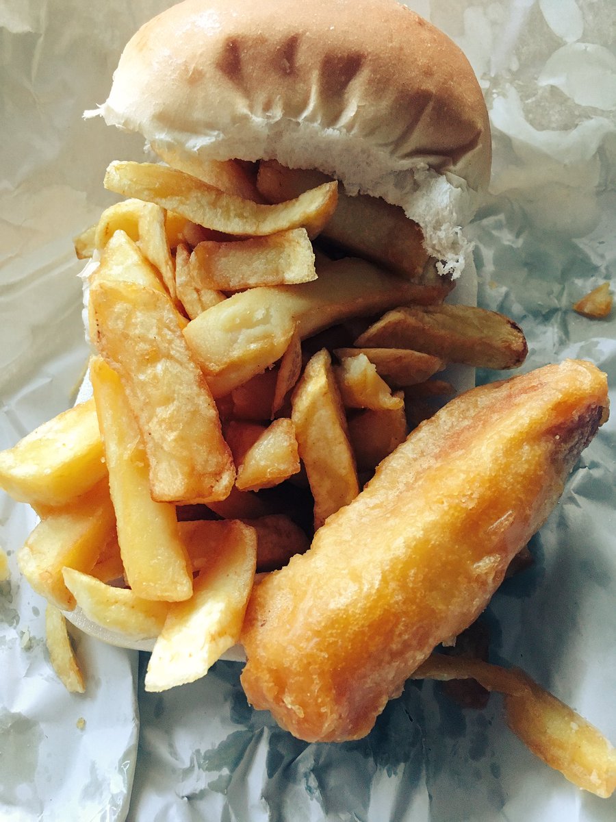 TheGaztronome's tweet photo. #lunch #chipcob #chiproll #batteredsausage #chippychips @PlainsFishBar #yes https://t.co/3F6I6SvnN9