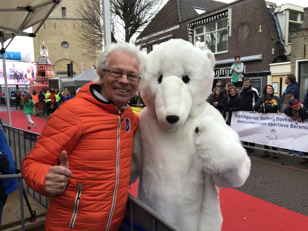 pietvoorkika's tweet photo. @berenlopers @Marykeigh @pieterlak @flangcupido @SFHardlopers @RunningBlind1 @runforkika @kwf_nl @PWFonds Als Ambassadeur van RunforKiKaMarathon: bedankt voor de attentie @berenlopers. Eerder bedankte ik jullie al voor de organisatie van de Berenloop2017 #berenloop #KiKa #rfkmarathon #berenloop2017 #goededoelen https://t.co/1J7wpusfYt