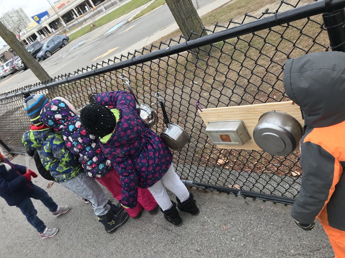 DFLinton's tweet photo. What do you do with leftover pots and pans? Make a music of course! #artsfocus through #reggio approach @Clark_Blvd_PS @ClarkKindies @LizCookPDSB @kevseb https://t.co/caO1TwZiQR