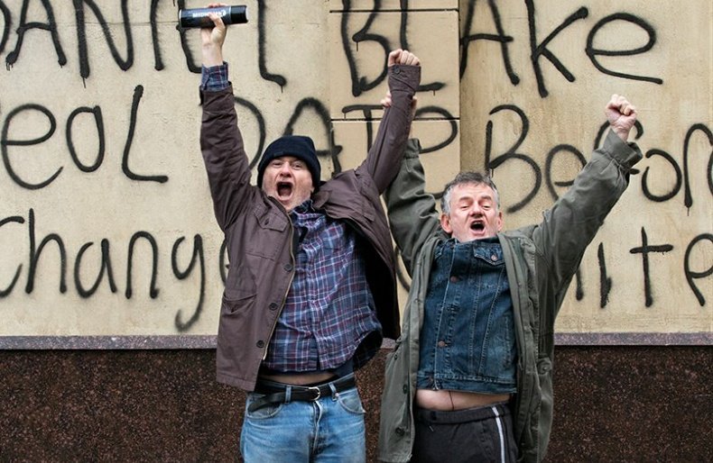 nahoradoocio's tweet photo. #EuDanielBlake (#IDanielBlake): Um homem luta para manter seus benefícios financeiros enquanto começa a desenvolver um laço com uma mãe solteira, que batalha para sustentar os dois filhos. 🍿📺 #netflix https://t.co/cNBlC4eZAJ