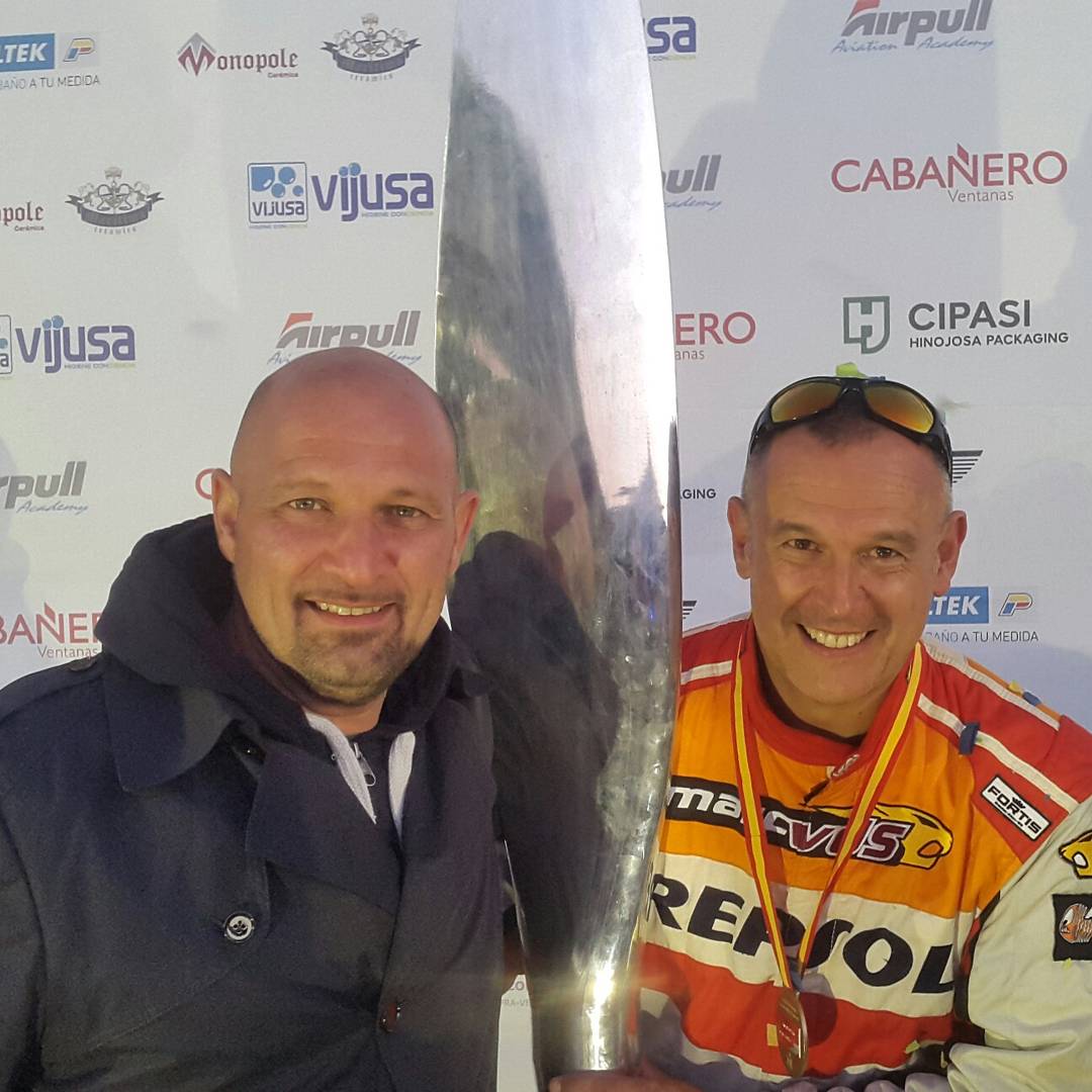 MASMOTORRADIO's tweet photo. Pedazo trofeo para pedazo de campeón, 7°entorchado nacional en la categoría máxima del #ceva2017 en #Requena para @CastorFantoba !!!!
Increíble todo lo vivido este finde tan especial https://t.co/TntlD71cju