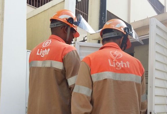 lightclientes's tweet photo. Hoje, a Light combate furto de energia na Tijuca, com 451 irregularidades constatadas já pela manhã. As Zonas Norte e Oeste e a Baixada Fluminense são as que mais sofrem interrupções devido aos "gatos" de energia. Leia mais em https://t.co/Yvmvj6KhF2 #noticiaslight @DDalertaRio https://t.co/GbkCvhtXgY