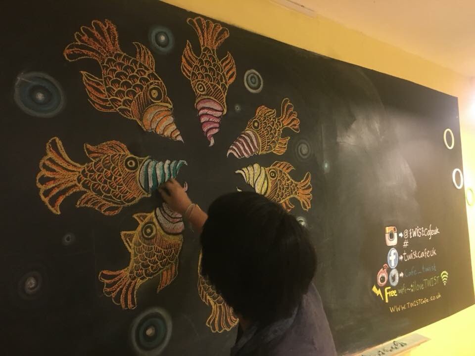 kiewpukdee's tweet photo. Using soft pastel for drawing Taiyaki on black board at TWIST. Don't forget to check this new ice-cream style! 💕🎨🍦#softpastle #board #Birmingham #Icecream #artoftheday #ArtistOfTheDay #paintings #fish #Taiyaki #TWIST #bubblemilktea #drawing #color #uk https://t.co/UGwqtEE5NE