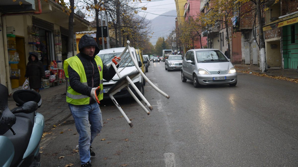 CityOfTirana's tweet photo. Djali, ka shekuj që nuk zihet më kështu ❌ parkimi! 👎Larguam gurë, goma, arka dhe "lloj e soj" objektesh që ndotnin rrugët e qytetit, për zënien e hapësirave të parkimit.✔🙏 https://t.co/YYPDzZupoB