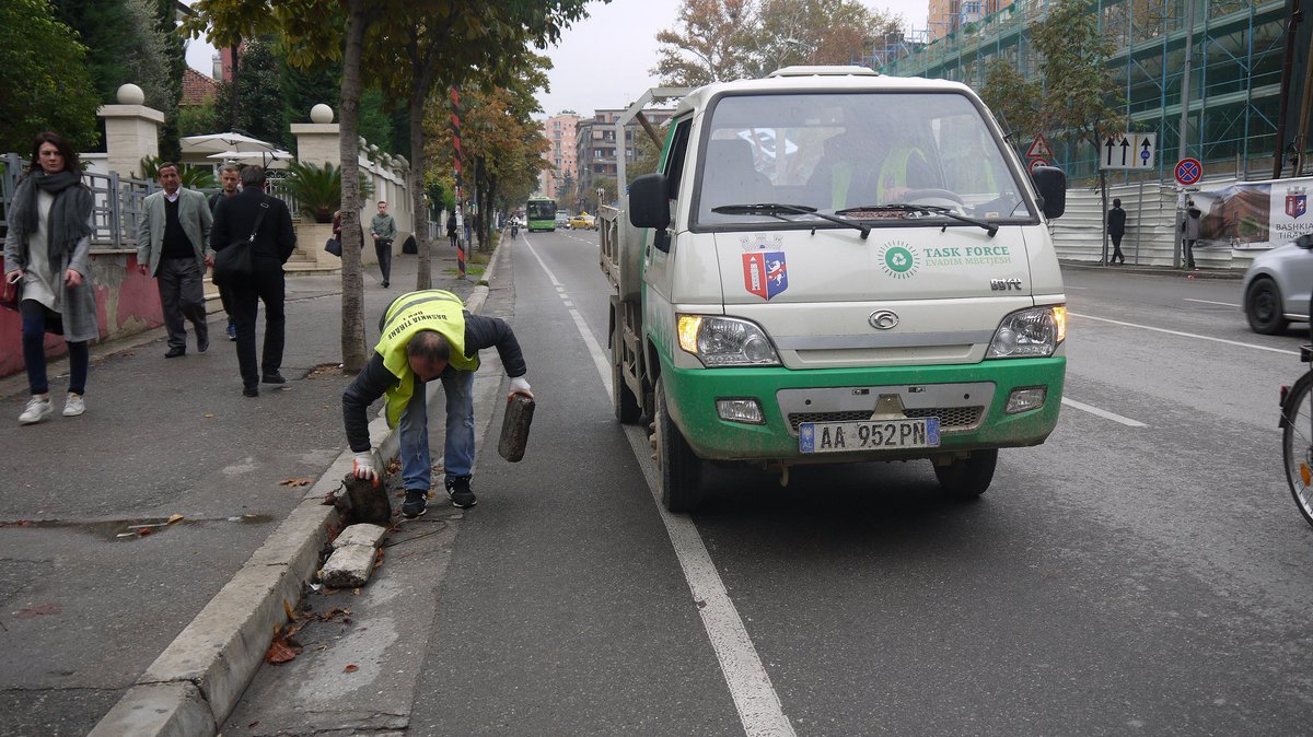 CityOfTirana's tweet photo. Djali, ka shekuj që nuk zihet më kështu ❌ parkimi! 👎Larguam gurë, goma, arka dhe "lloj e soj" objektesh që ndotnin rrugët e qytetit, për zënien e hapësirave të parkimit.✔🙏 https://t.co/YYPDzZupoB
