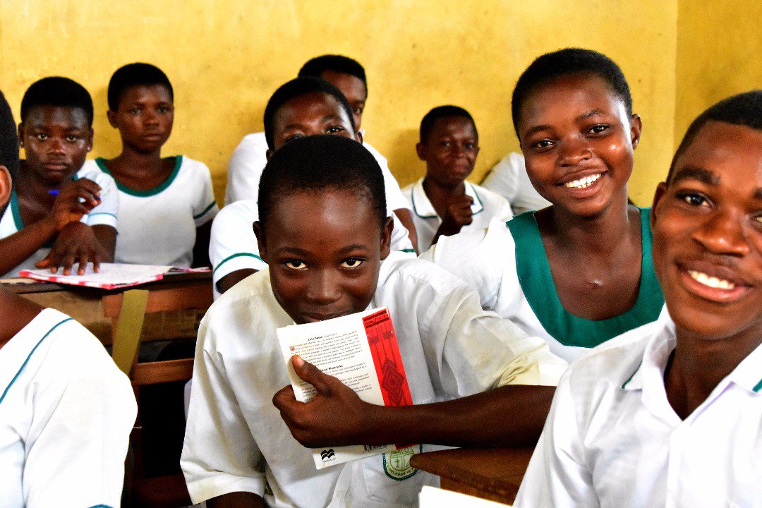 crighana's tweet image. All children should have the opportunity to learn and grow in a safe and supportive environment. With support from @MDLZ #CocoaLife, Child Rights and Reading Clubs work with children to protect and empower them to confront issues which they are challenged by. #Ghana