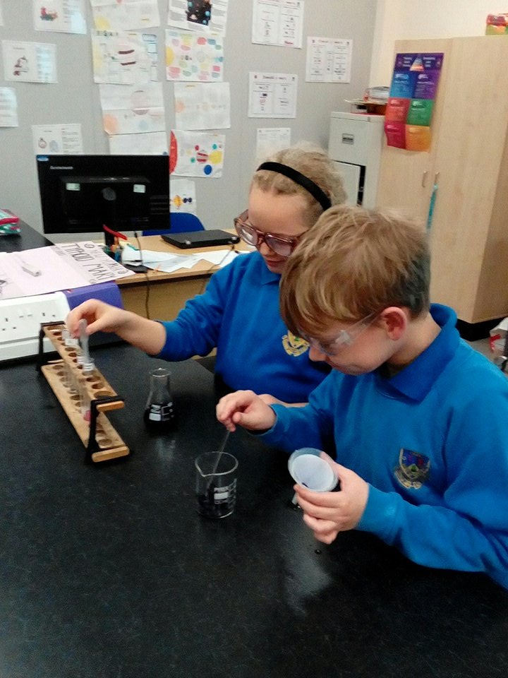 SciMaes's tweet photo. Year 7 making an indicator out of red cabbage #year7maes @SciMaes https://t.co/IgOknvXkeR