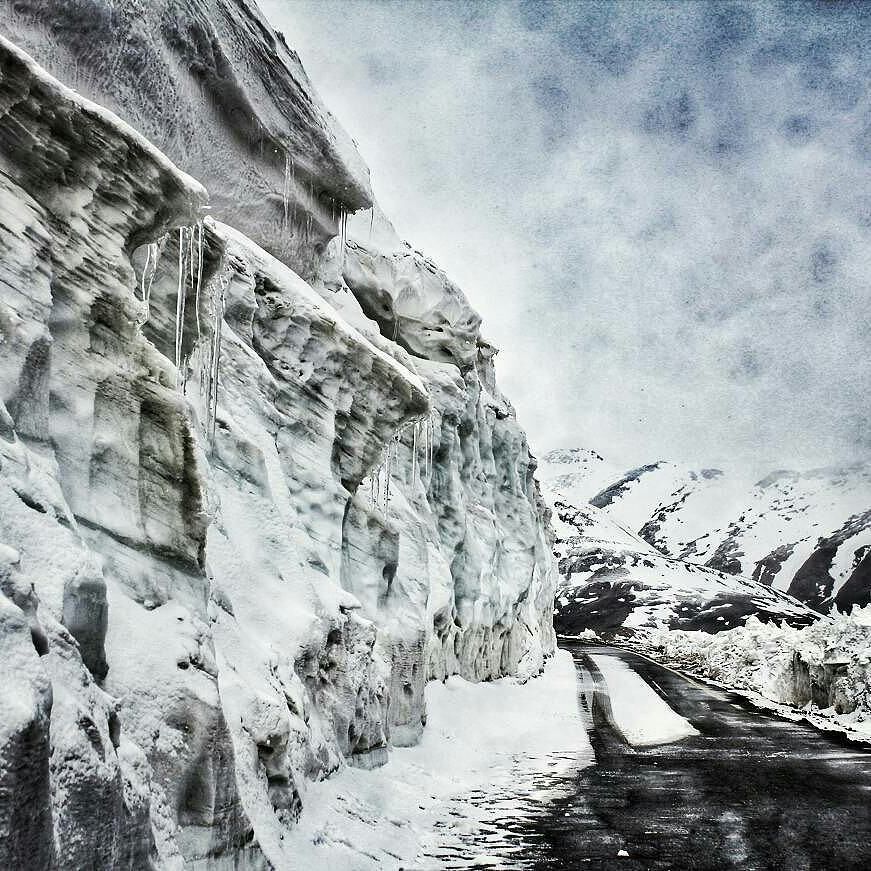 PlanetLadakh's tweet photo. It's getting cold! Winter is coming! Roads to Ladakh are going to get closed soon.
Credit to @helixusion12
#ladakh #highaltitude #roads #greaterhimalayas #sarchu #manali #highway #highestroads #tanglangla #drivetohell #icyroads #highpasses https://t.co/Nx2tmGbTpF https://t.co/sOpYDds7Sc