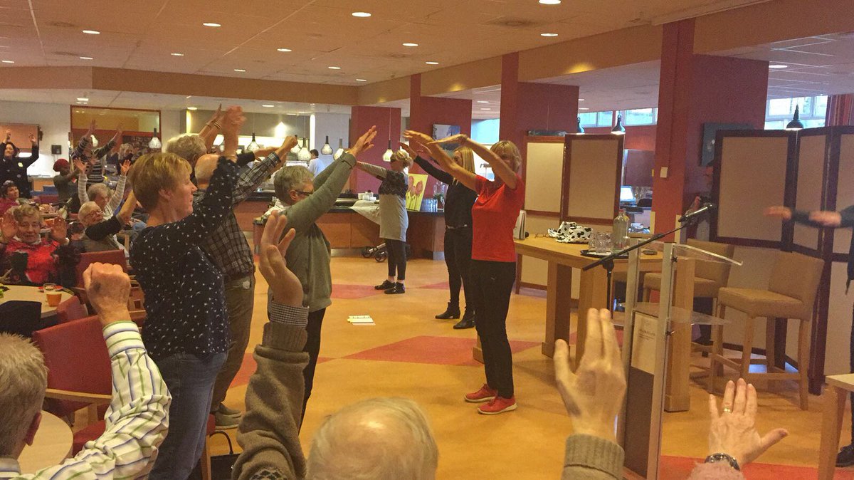 Parkinson_NL's tweet photo. Vandaag uitreiking van nieuwe werkboek #DoctorBeat in #Parkinson Café #Schiedam met @OlgaCommandeur https://t.co/7YptjfF76o