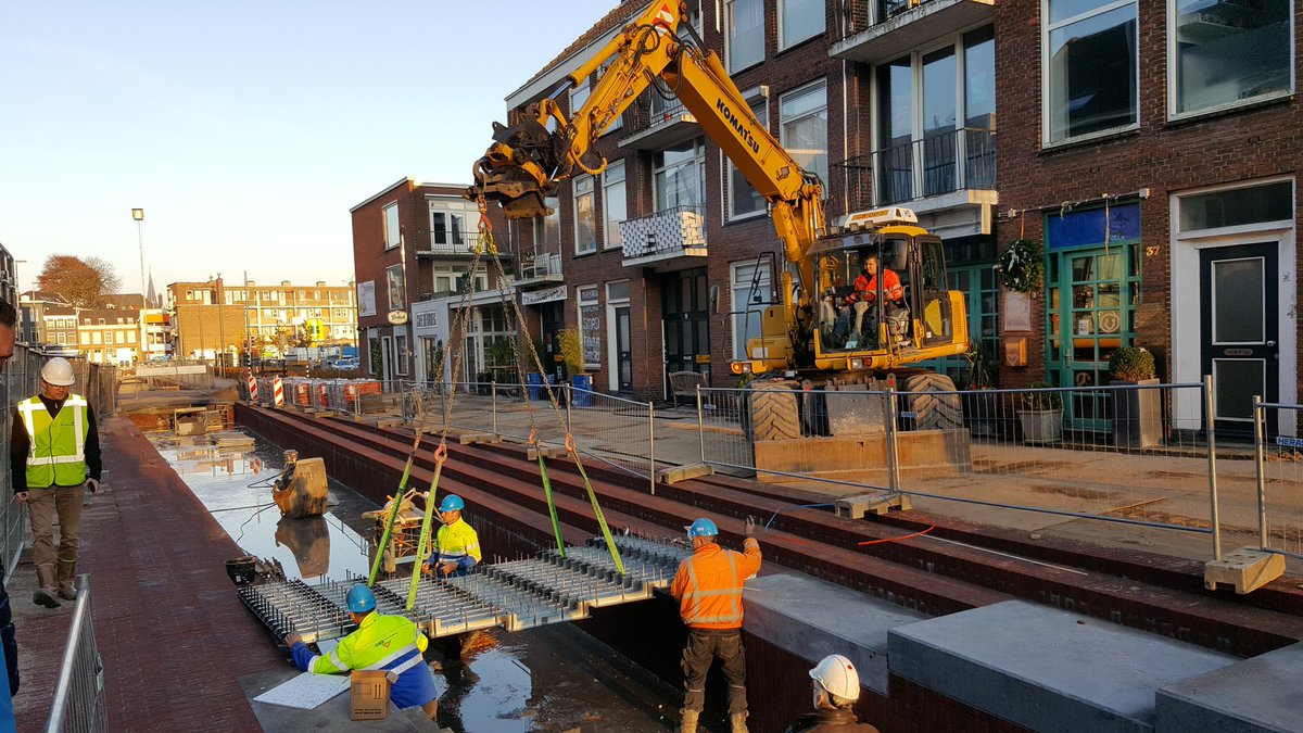 ArnhemsHart's tweet photo. De brug constructie wordt geplaatst in de Nieuwstraat. # binnenstadzuid #arnhem https://t.co/AB7naRxE3T