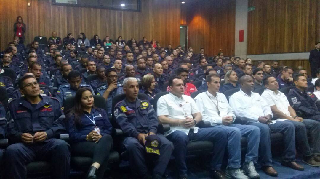 IAIM_VE's tweet photo. #Ahora inicia Misa de Acción de Gracia y Acto de Condecoración con motivo del 70 Aniversario de los Bomberos Aeronáuticos de @IAIM_VE https://t.co/Y8a6u3SVVR