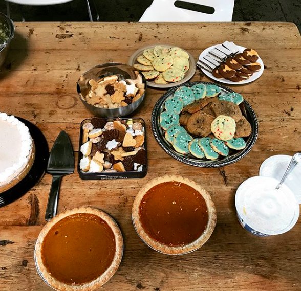 ProjectWW's tweet photo. Celebrating #ThanksgivingEve across the #ProjectWW network. Major key? Clothing that stretches. And pumpkin pie. https://t.co/HPfFQUrFFo