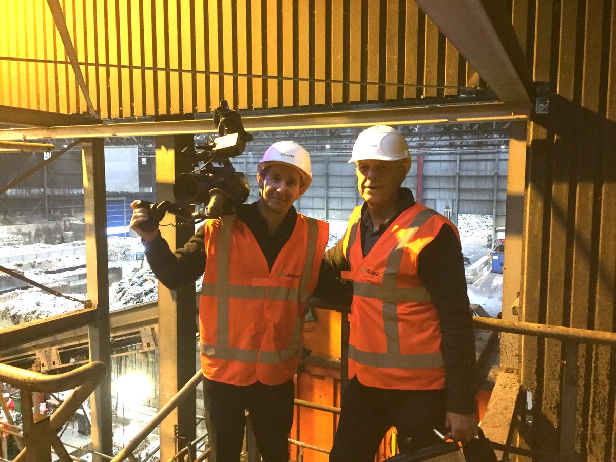 MoviLabCreative's tweet photo. We zijn lekker #DrukDruk bij MoviLab! Vorige week opnames in een high-tech cleanroom en een slachterij. Deze week staan we ineens in de afvalsorteercentrale van @SUEZ_NL, zit @franquore in een kofferbak op de Brussemerheide en zijn we in Leiden voor interviews voor @RHDHV_NL. https://t.co/8zTcsihMOL