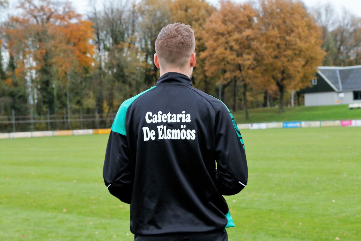 Zaterdag 18 november was het voor FC Berghuizen ZA2 tijd om de teamfoto te schieten.
Dankzij Cafetaria De Elsmöss kunnen de heren zich dit jaar ook in een nieuw trainingspak hijsen. <a href="/Elsmoss/">Cafetaria de Elsmoss</a> bedankt! De wedstrijd tegen SVZW werd met maarliefst 9-2 gewonnen.