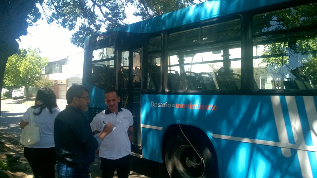 MAlvaradoMR's tweet photo. #ControlTUP en el marco del #OperativoIntegral, en Lola Mora y Pavón, @CMDSur >> 🚌 Líneas 106 Ibarlucea, 106 Municipal, 107 N y R 122 V y R >> horario/frecuencia/limpieza e higiene. #EstamosCerca! 🚌 https://t.co/5747hcDOk7