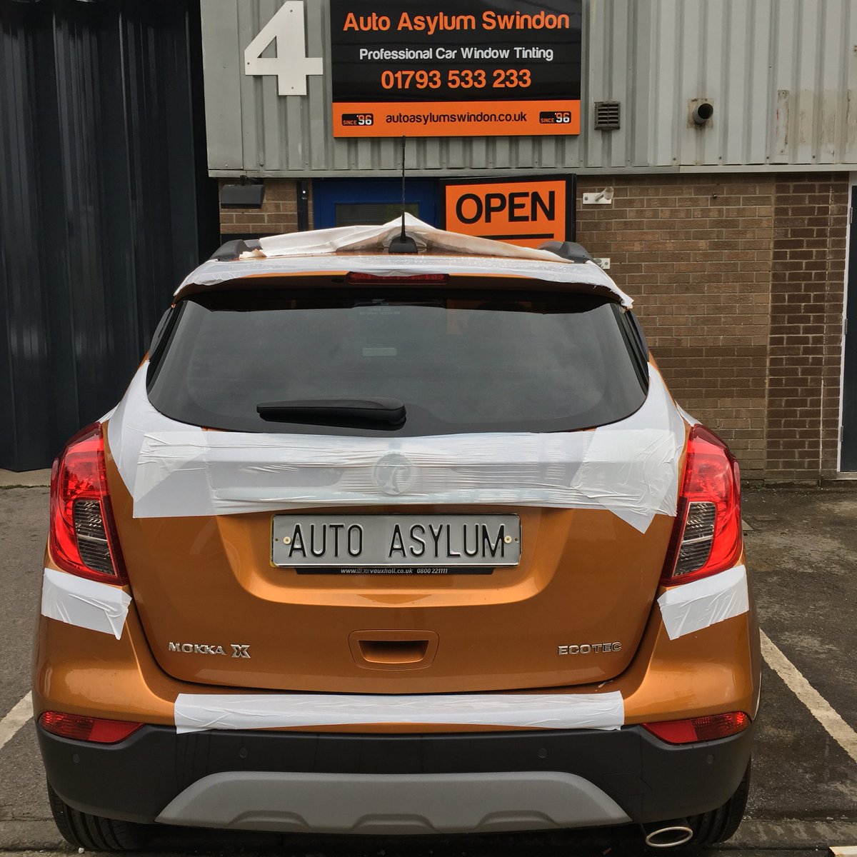 AutoAsylumWilts's tweet photo. As you can see this Vauxhall Mokka is straight off the delivery truck 😉 #newcar We fitted Carbon 18% Dark Smoke Premium Window Film to the rear 5 windows for @NowVauxhall #Swindon 
Professional Window Tinting at #autoasylumswindon #windowtinting https://t.co/KUCcNLaOkA