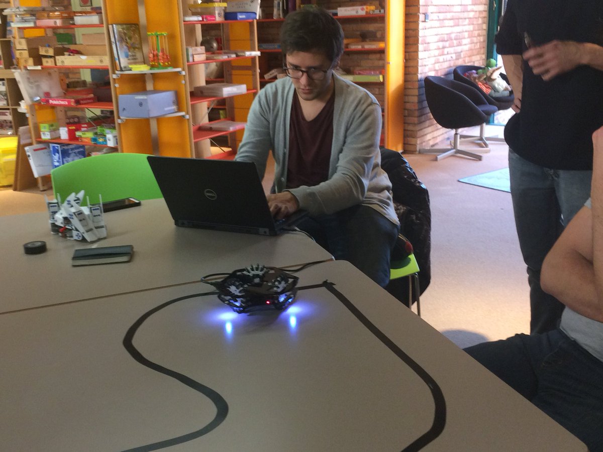 IsabelleDepaire's tweet photo. Rendez-vous « co-design » robotique autour du MétabotHOLO avec l’équipe du LABRI, de @canope_33 et enseignant testeur, collège JFerry, Mérignac, dans le cadre de @eF_perseverons https://t.co/mu7AoNUnxH