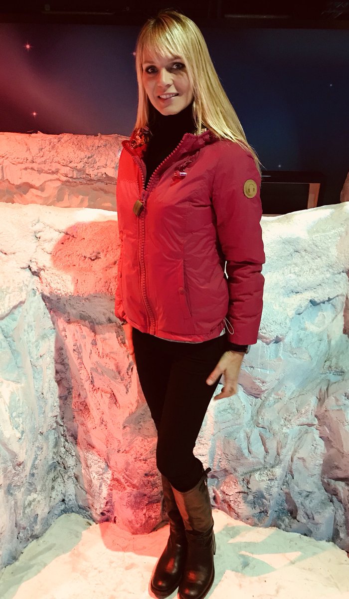 ElodieAgeron's tweet photo. Bien au chaud #doudoune #80db #tournage #lesanimauxdela8 @C8TV https://t.co/QPOc4yztnn