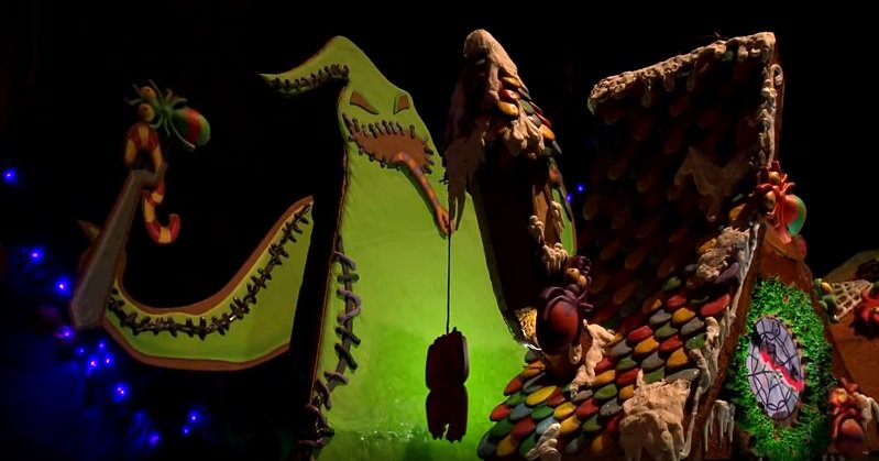 LoveOctober31's tweet photo. Say hello to Disneyland's Haunted Mansion Holiday Gingerbread House in a time-lapse video of the process! https://t.co/4hA1d6CM8b #Disneyland #DisneylandHolidays #HauntedMansion #Holidays #Anaheim https://t.co/z6Exh2M5s2