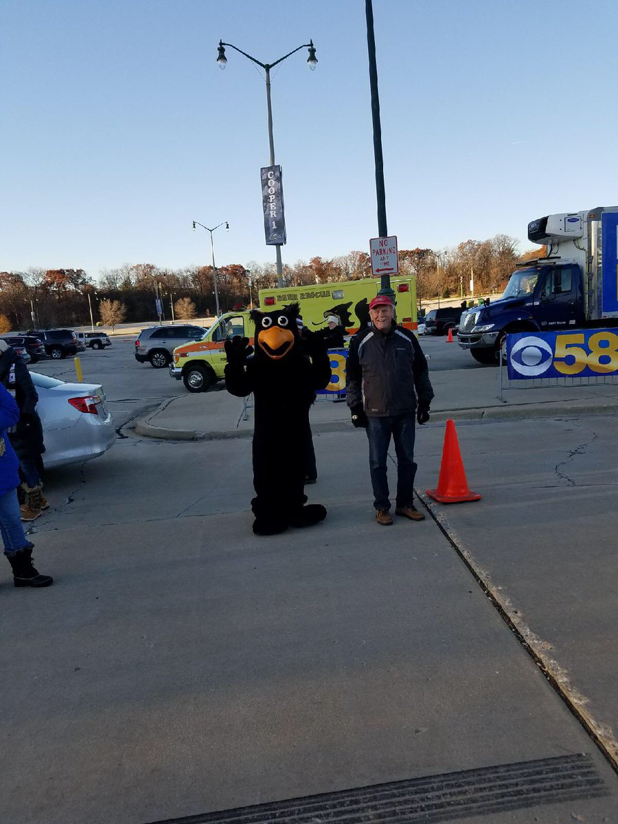 sprecherbrewery's tweet photo. Look who came out to join Sprecher for a great cause at the Milwaukee @hungertaskforce event... Rooty, Randy &amp; Ryan Braun! https://t.co/XNGVY4jPJa