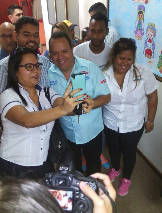 leoalvacabrera's tweet photo. Con compromiso, lealtad y alegría recibimos visita de inspección del Gob. @RMarcoTorres en la secretaría de educación, donde felicito al personal que día a día atiende a maestros y maestras de #AraguaPotencia https://t.co/XpVVtpAbqI