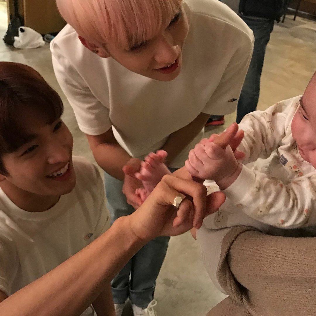 pledis17world's tweet photo. [IG] hellosws8814:
#LettersFromAngels behind the scenes 2
#
“I will donate!” 😀 Courtesy photo of #Scoups and #DK of Seventeen for  #JeongGihon. He told me that he wanted to help not only with a gifts but also babies who needed love... (Cont) https://t.co/HkBOGhFDZc https://t.co/aHwXMj3AXe