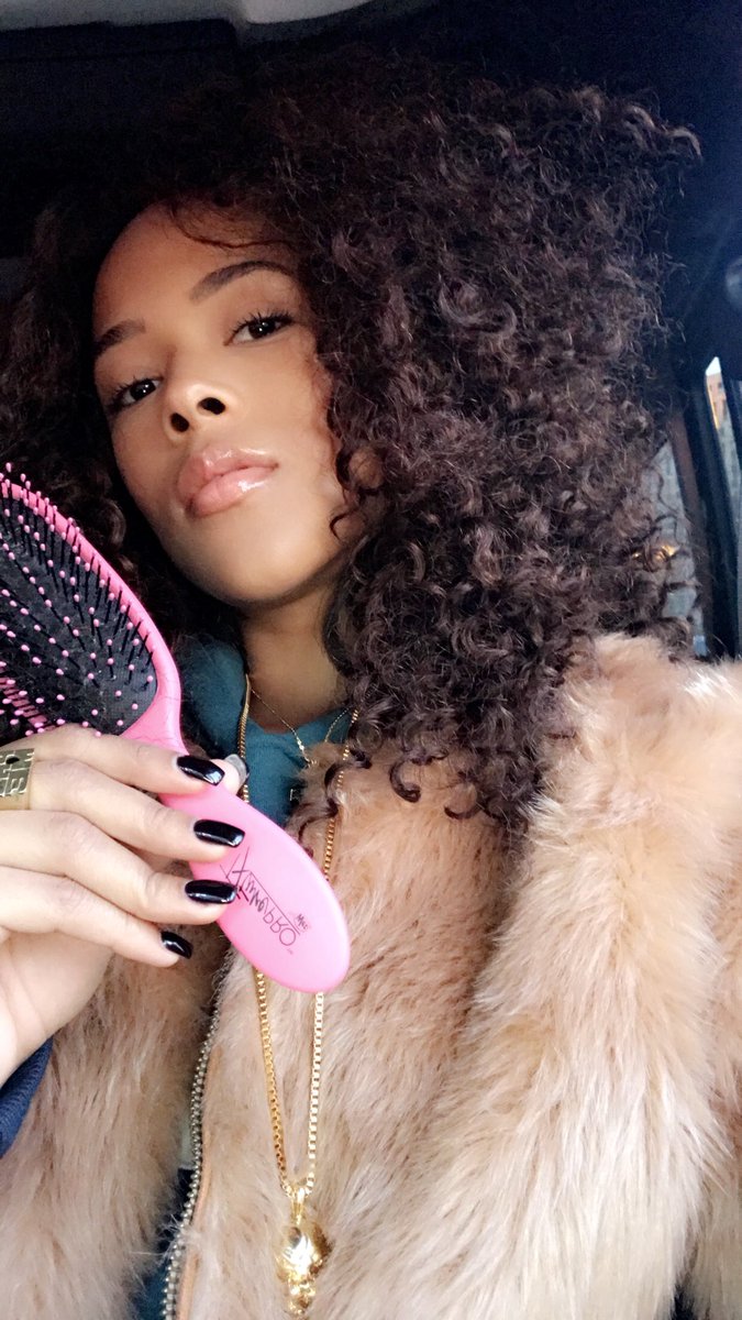 Serayah's tweet photo. Going live on Insta today at 1 pm cst! Let’s talk hair and @txturepro brushes. Will be signing 3 brushes special for 3 winners 😜 #serayahtxture #haircare https://t.co/6wOka75rNy