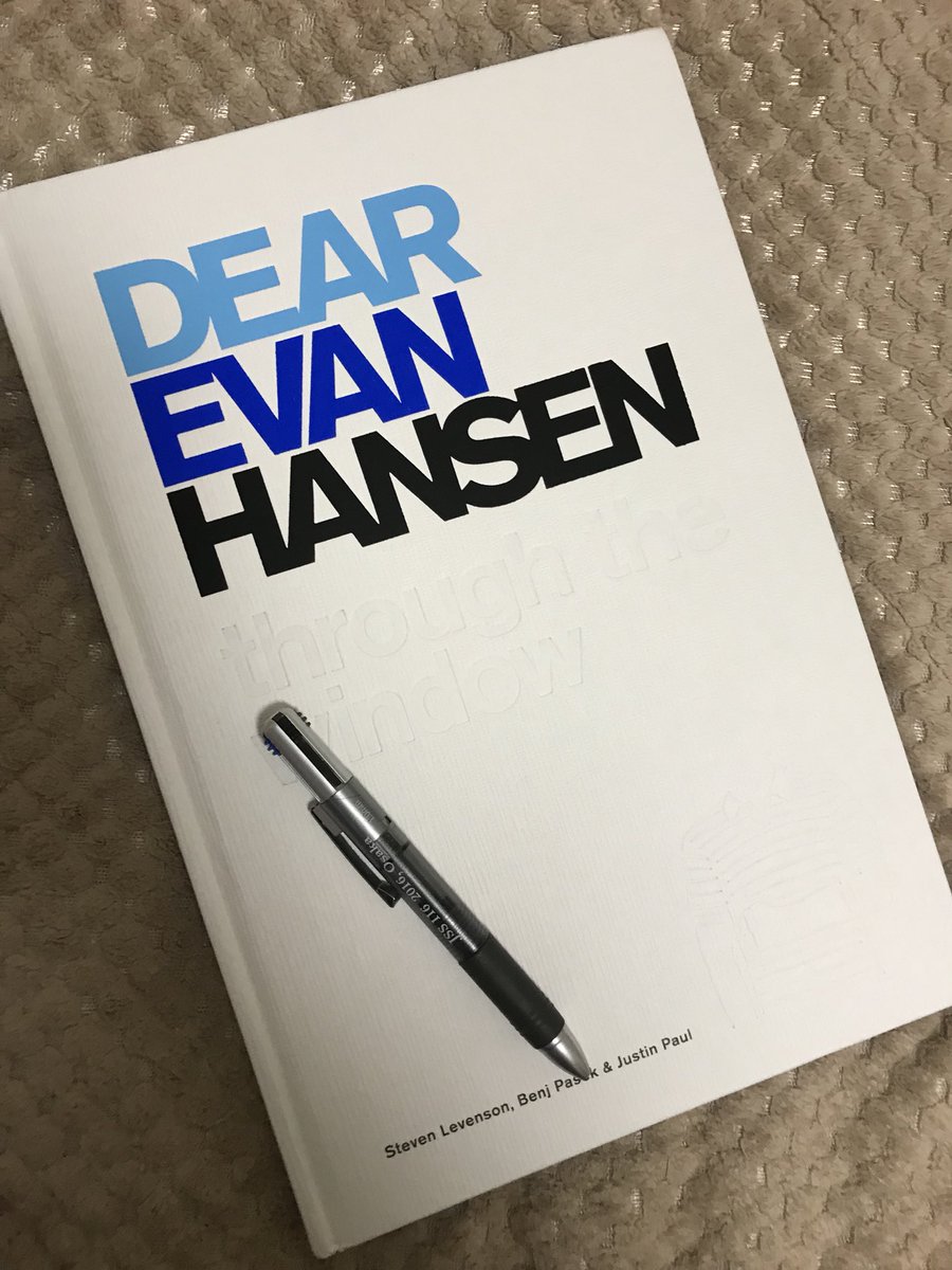 key_s410's tweet photo. ディア・エヴァン・ハンセンのオフィシャルファンブック!
速報!
・すごい厚み(全224ページ)
・そして大きさ(ボールペン比較)
・エンボス加工の白い表紙(汚しそう…)
・中は青基調のたまにカラー
・台本と揃えた時のシリーズ感!
#dearevanhansen #troughthewindow @DearEvanHansen https://t.co/Z2xv1IupbH