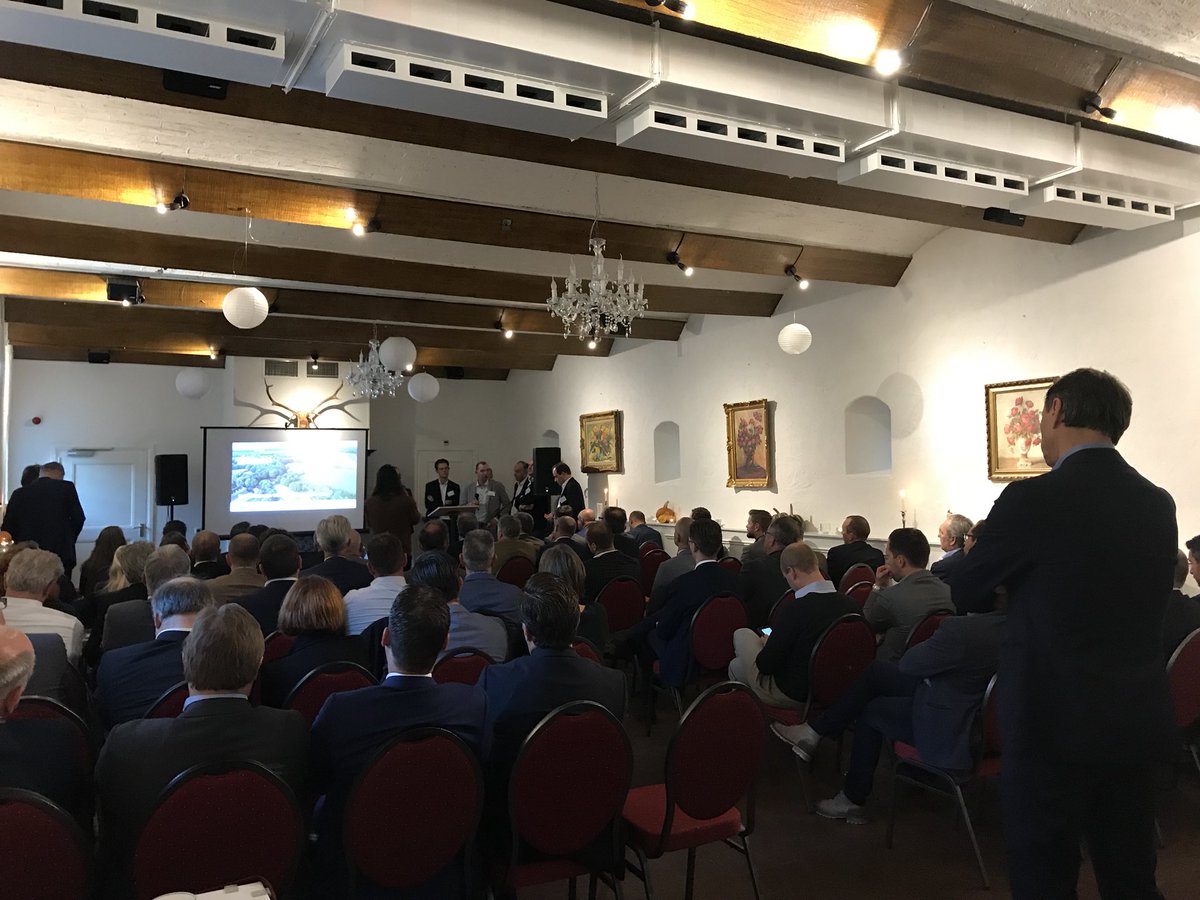 supplychainzuid's tweet image. Praktijktafel infra deelt de successen uit 6 praktijkcases waarin ze geleerd hebben van hoe doe het anders en hoe doe je het samen gebundeld in een boekje; 1e exemplaar voor @jackvdveen59